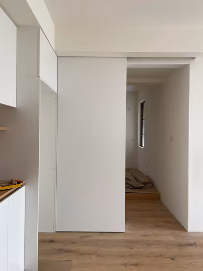 Porta scorrevole interna in WPC per fienile in plastica di legno personalizzata per bagno impermeabile